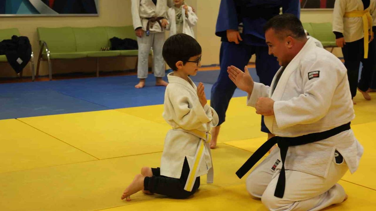 Bilecik’te judoculara moral veren antrenman: İl Müdürü Ramazan Demir mindere çıktı