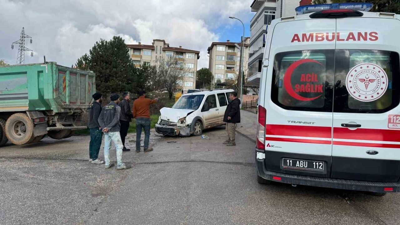 Bilecik'te kamyon ile hafif ticari araç çarpıştı: 4 yaralı