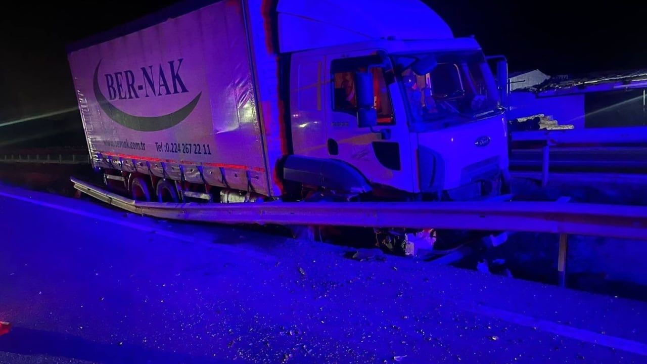 Bilecik'te kamyon orta refüje çarptı; sürücü Hakan K. yaralandı