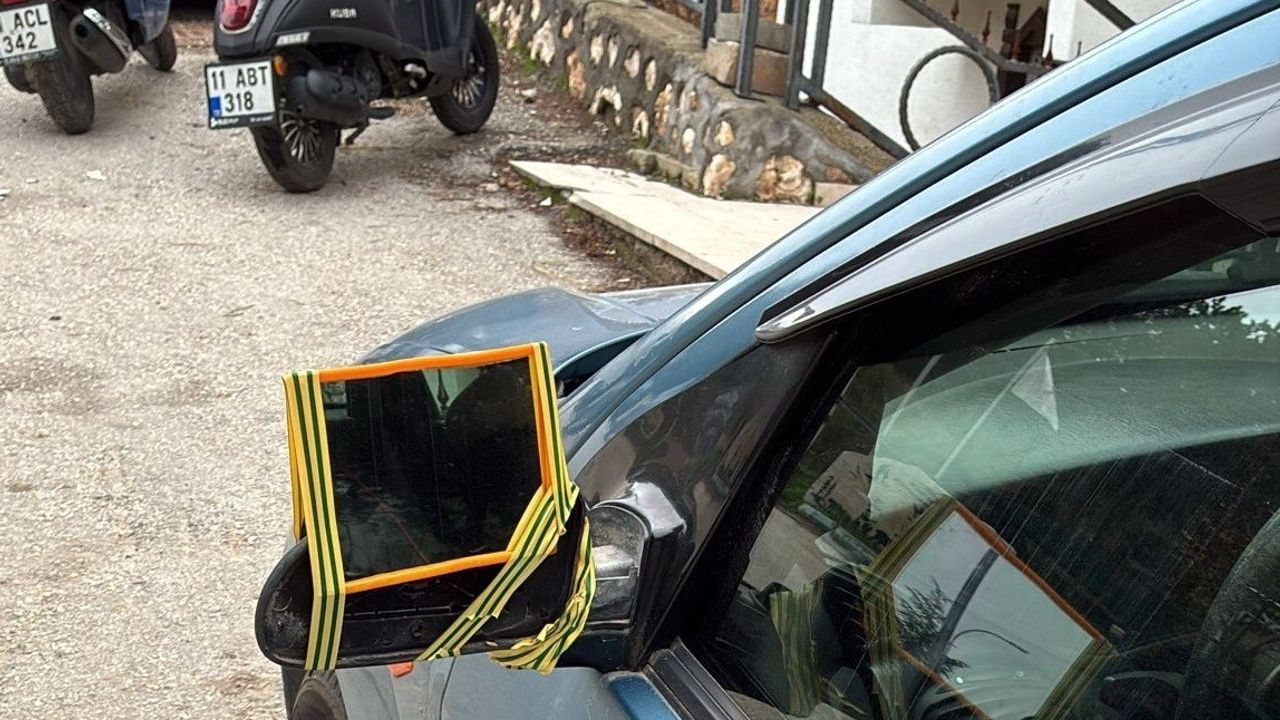 Bilecik'te kırılan dikiz aynasının yerine küçük ayna bağlayan sürücü