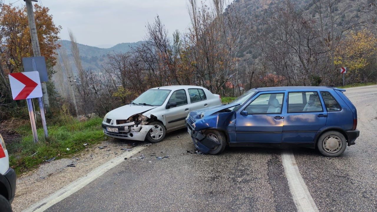 Bilecik'te kontrolden çıkan araç karşı şeride geçerek kaza yaptı: 1 yaralı