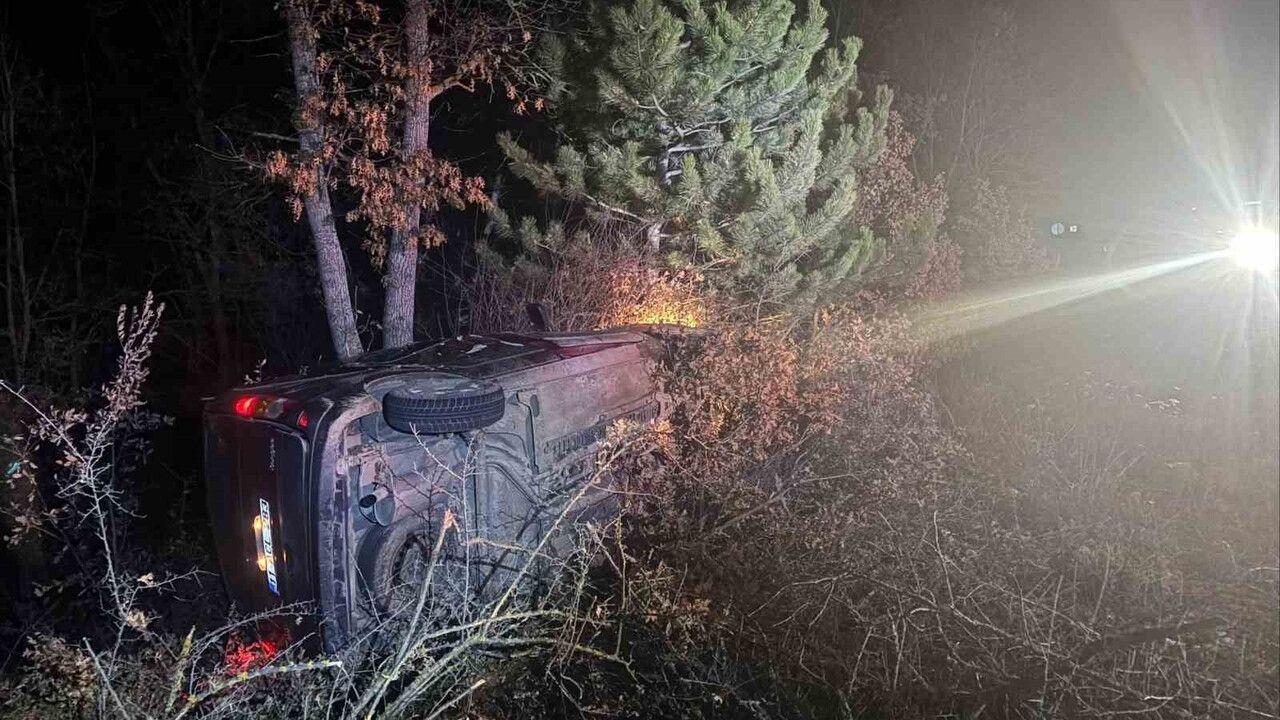 Bilecik’te Kontrolden Çıkan Otomobil Şarampole Uçtu: 2 Kişi Yaralandı