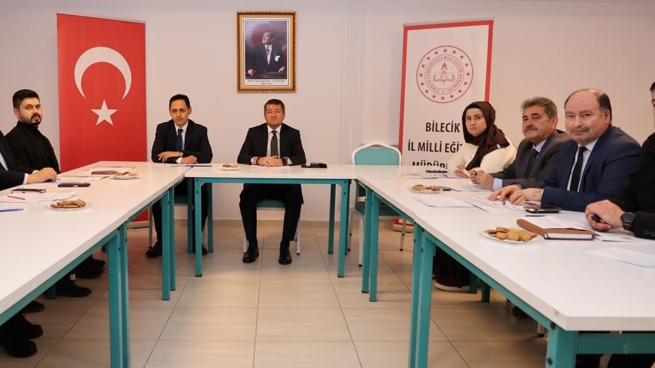 Bilecik'te Merkez İlçe Ortaokul Müdürleriyle Eğitim-Öğretim Değerlendirme Toplantısı
