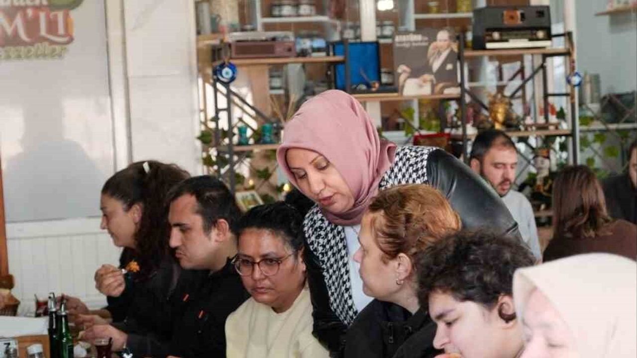 Bilecik’te Neslihan Kurt’tan 3 Aralık Dünya Engelliler Günü’nde Öğrencilere Kahvaltı Desteği