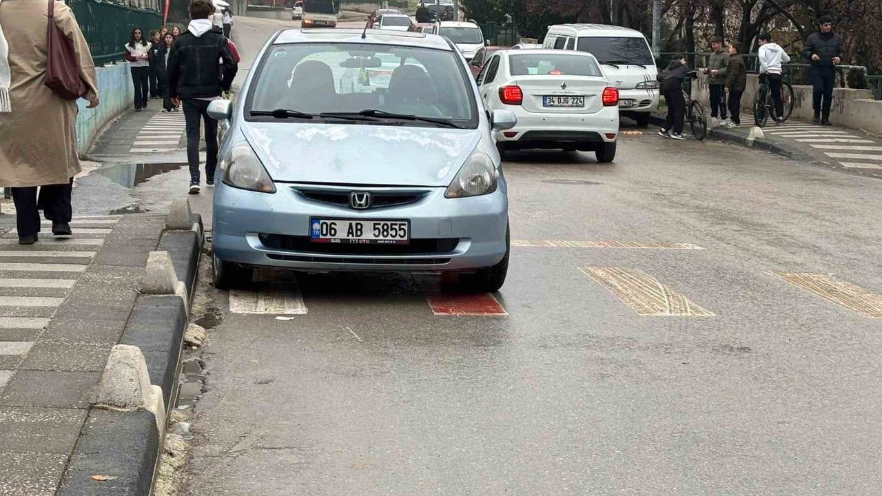 Bilecik’te okul önündeki yaya geçidine park eden sürücü tepki topladı