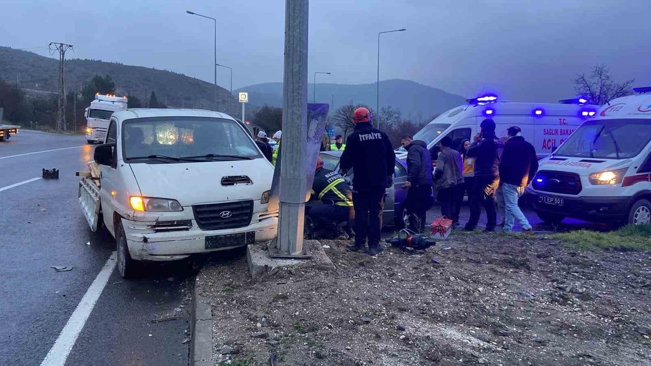 Bilecik’te otomobil ile kamyonet çarpıştı: 5 kişi hafif yaralandı