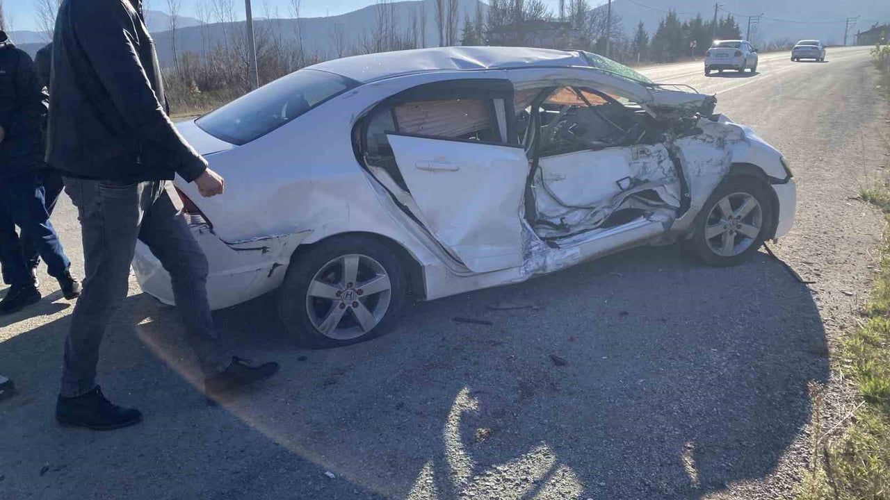 Bilecik'te otomobil traktöre çarptı: Sürücü ile iki yolcu (1 çocuk) yaralandı