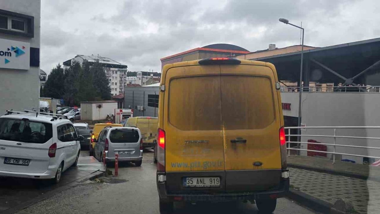 Bilecik'te PTT kargo araçlarının park sorunu trafiği kilitliyor