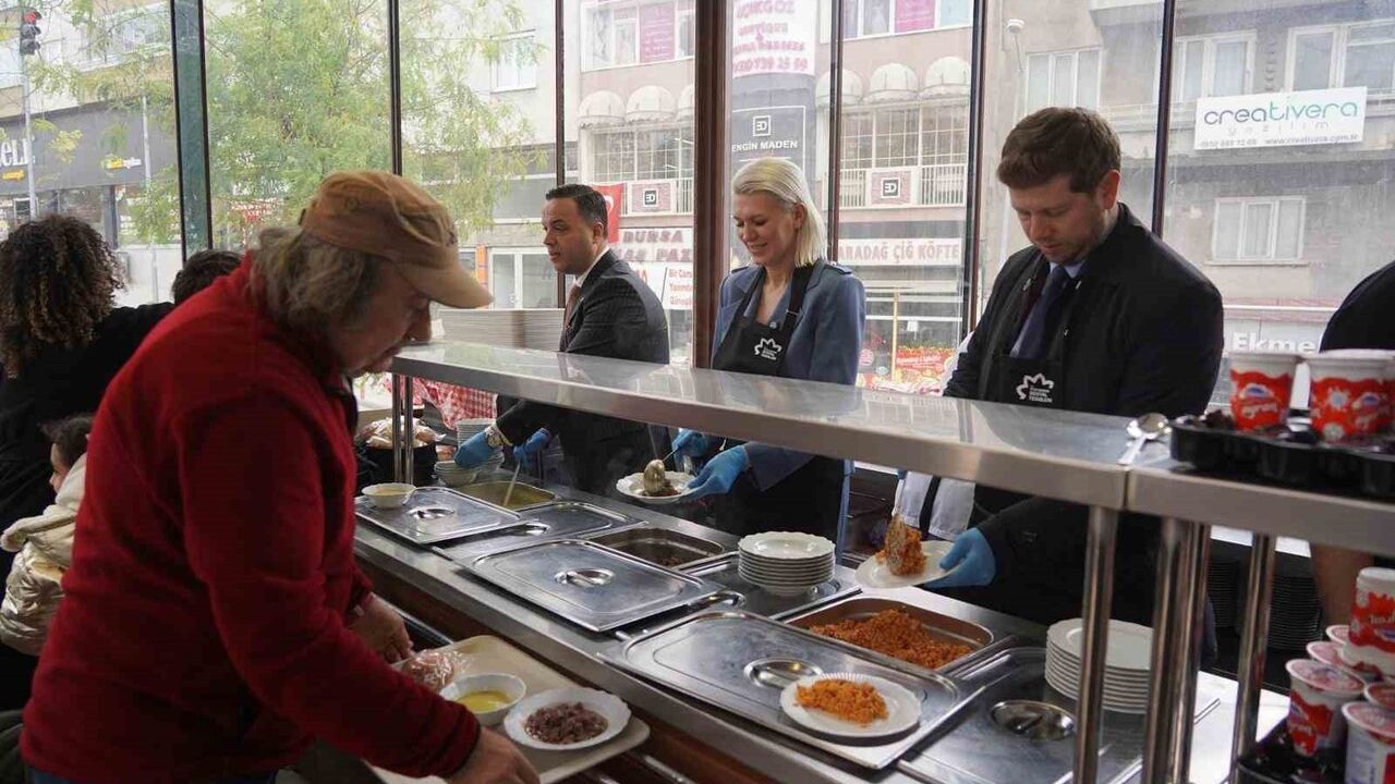 Bilecik'te Şehit İlhan Ongan Anısına 3 Bin Kişiye Ücretsiz Yemek Dağıtımı