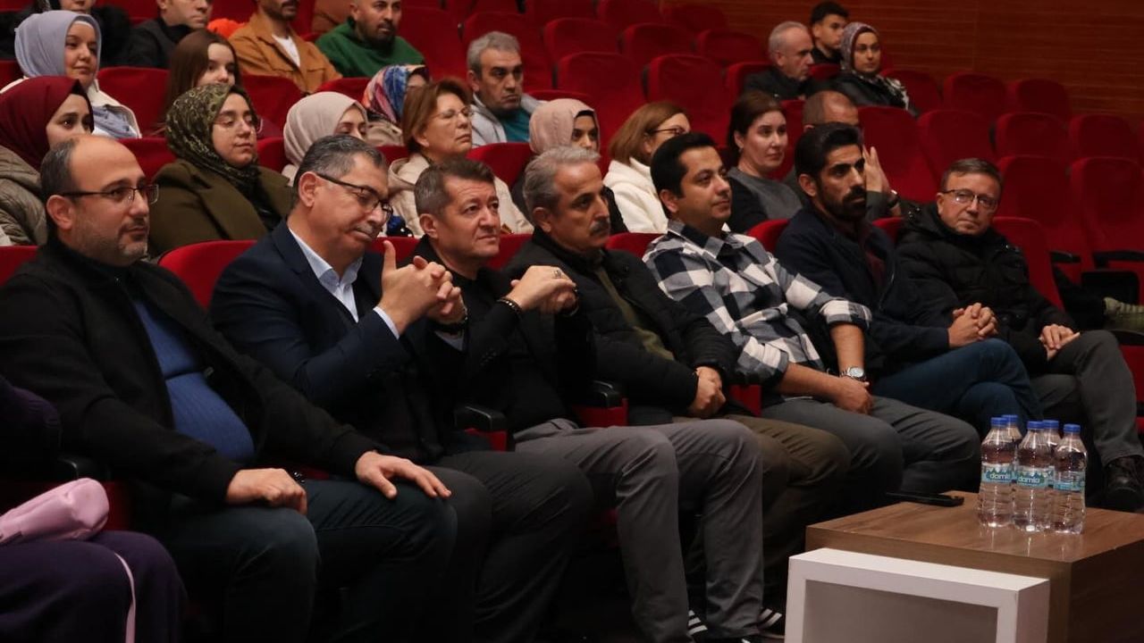 Bilecik'te Şiir Gecesi: Şeyh Edebali Kongre Merkezi'nde Öğrenci Performansları