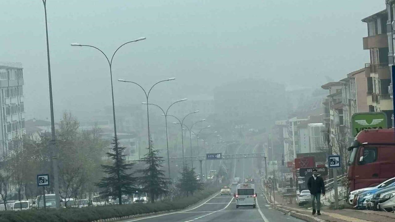 Bilecik'te Sis Gün Boyu Etkili Oldu: Trafikte Yavaşlama ve Sürücü Uyarıları