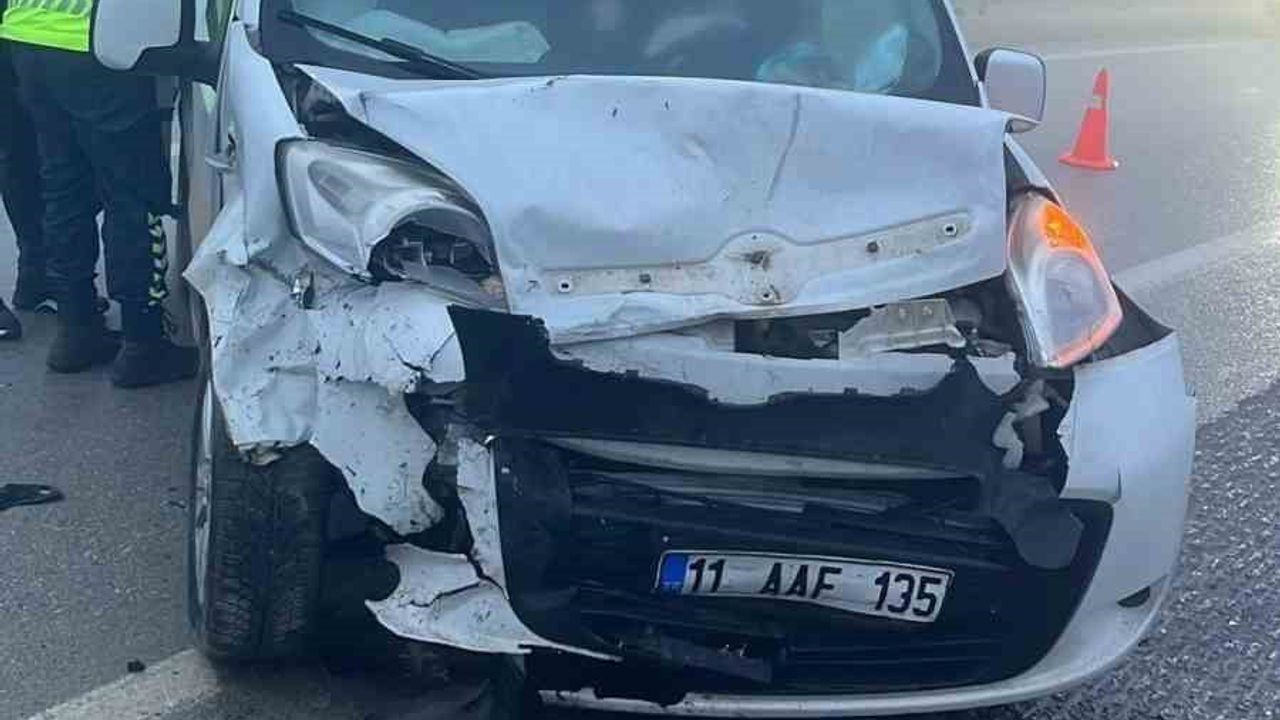 Bilecik'te Söğüt-Eskişehir yolunda iki otomobil kafa kafaya çarpıştı: 2 yaralı