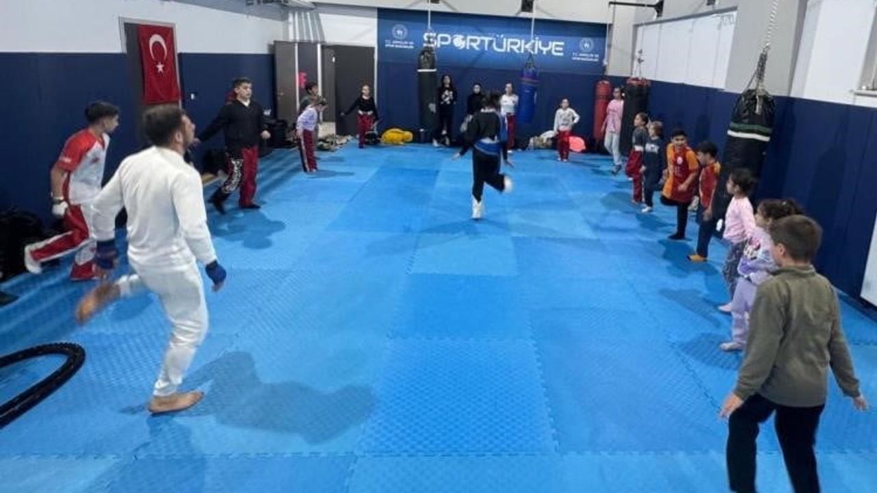 Bilecik'te Spor Okullarında Kick Boks Antrenmanlarına Gençlerin Yoğun İlgisi