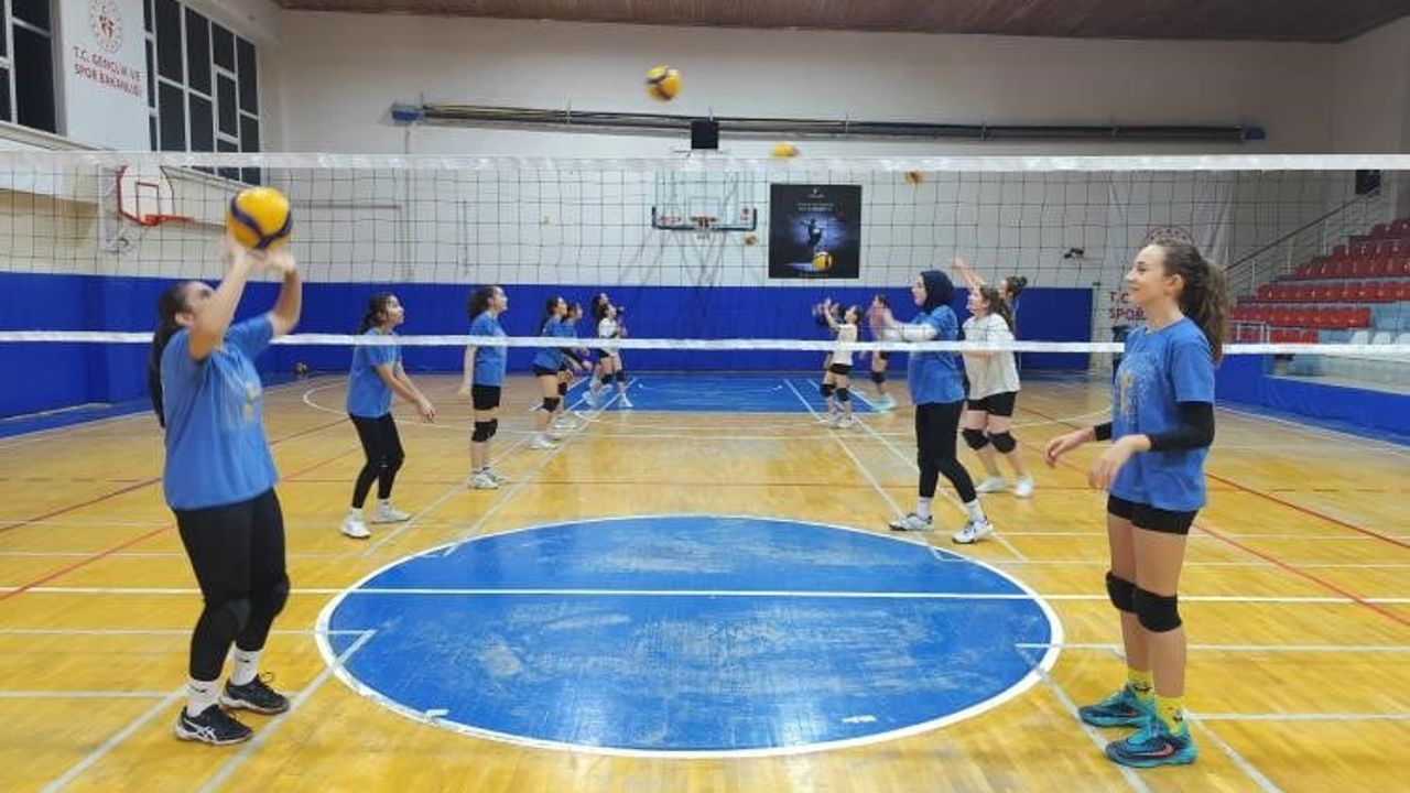 Bilecik'te Spor Okullarında Voleybol Antrenmanları Devam Ediyor