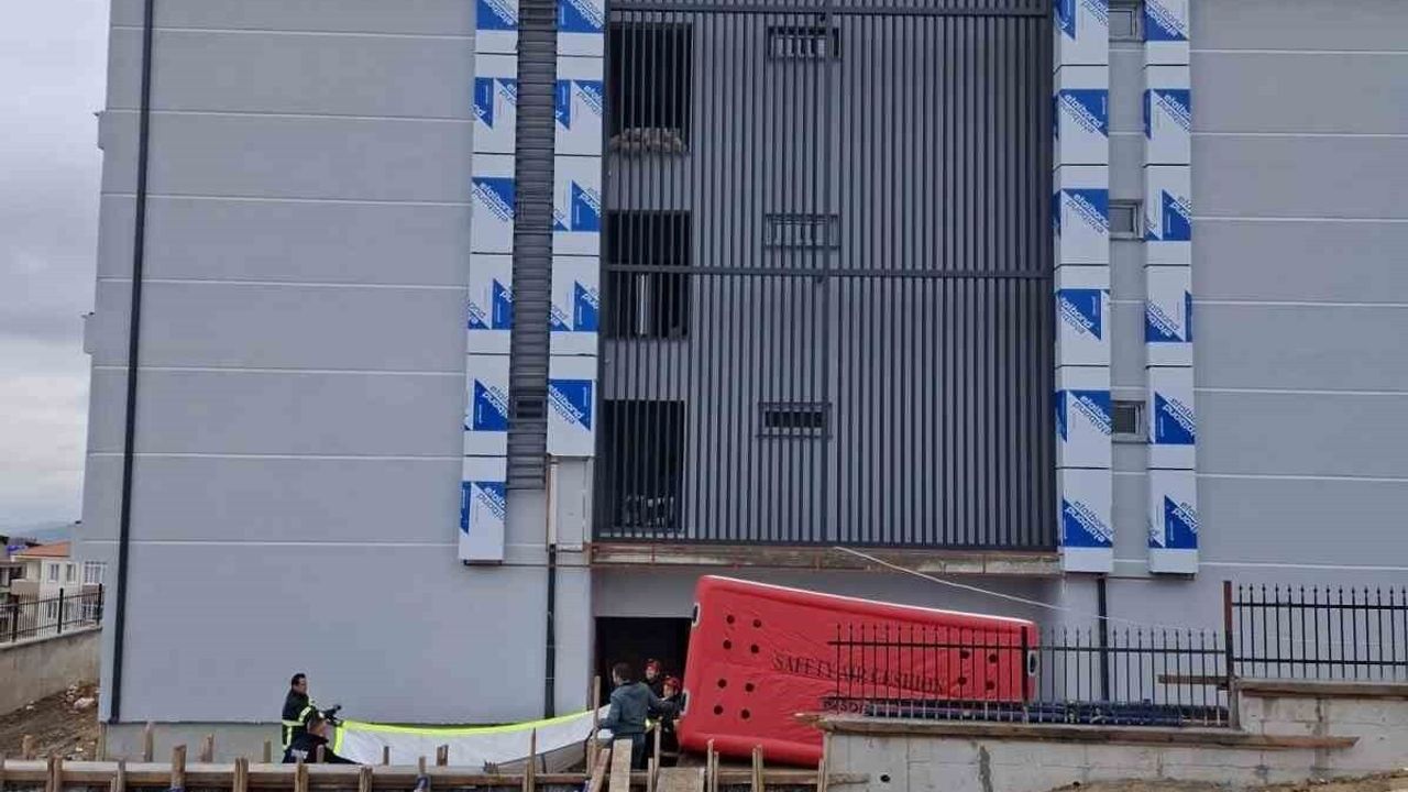 Bilecik'te Taşeron Alacağı İddiası: İşçi 5 Katlı Binanın Çatısına Çıktı