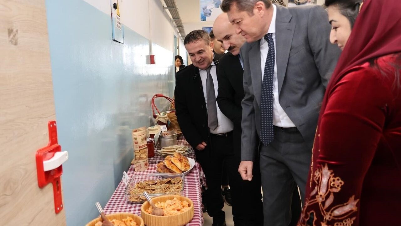 Bilecik'te Tutum, Yatırım ve Türk Malları Haftası: Öğrenci stantları ilgi gördü