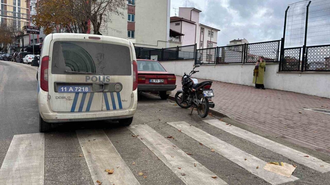 Bilecik'te yaya için duran hafif ticari araca arkadan motosiklet çarptı