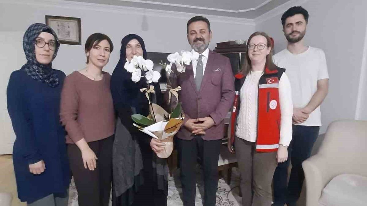 Bilecik'te yeni il müdürü Nejat İlhan, tebrik çiçeklerini şehit annelerine hediye etti