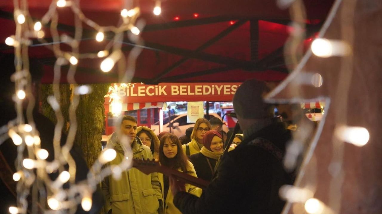 Bilecik'te yeni yıl coşkusu Sanat Sokağı'nda konser ve etkinliklerle sürüyor