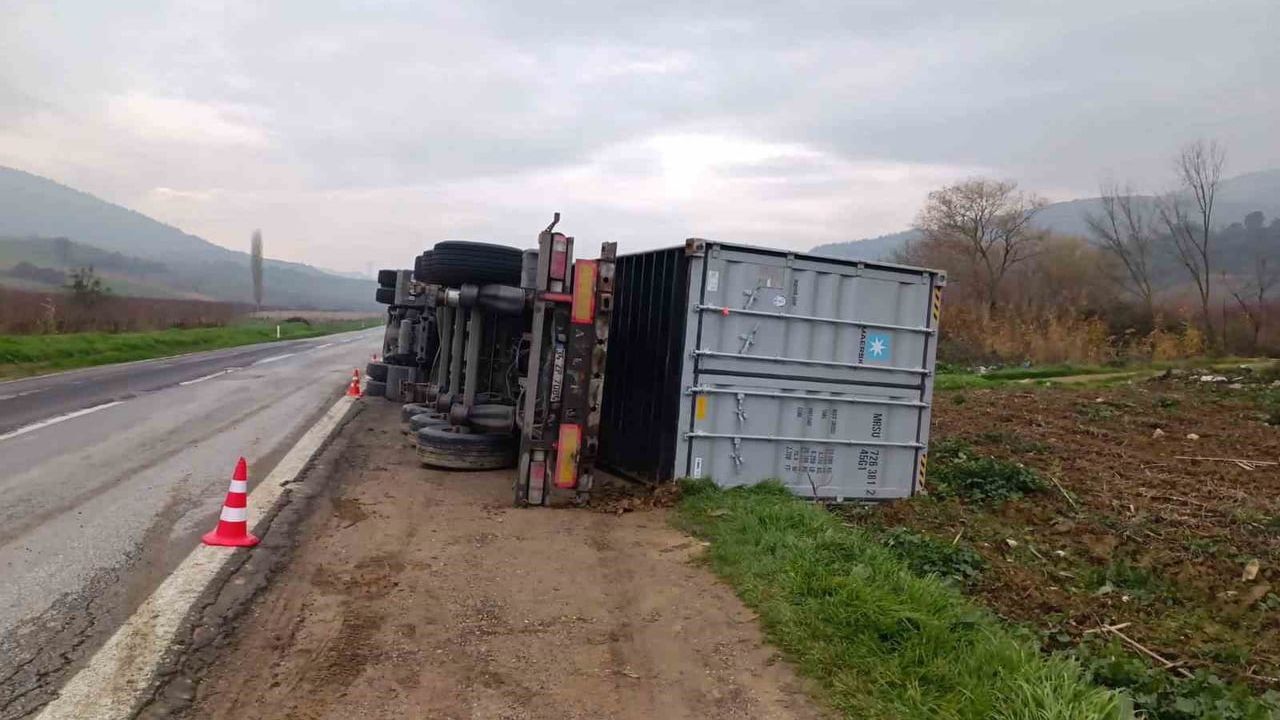 Bilecik’te Yeşilçimen mevkiinde devrilen tırın sürücüsü yaralandı