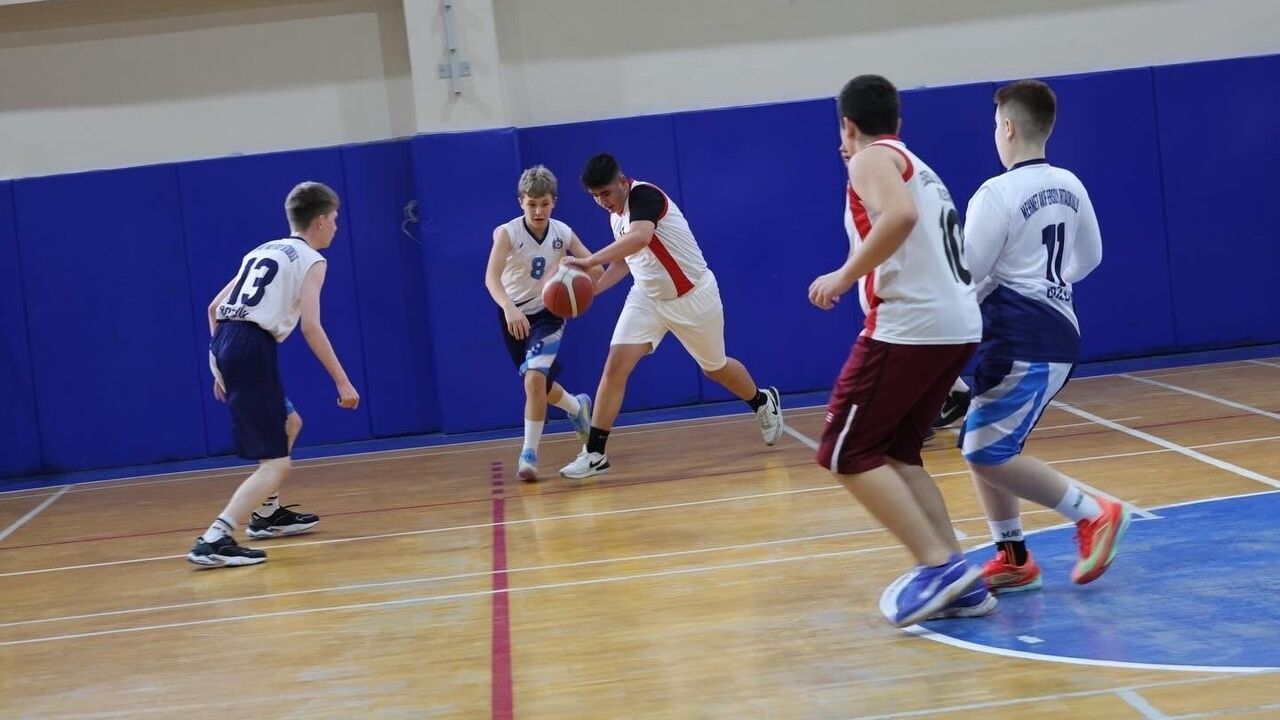 Bilecik'te yıldız basketbol müsabakaları Atatürk Spor Salonu'nda devam ediyor