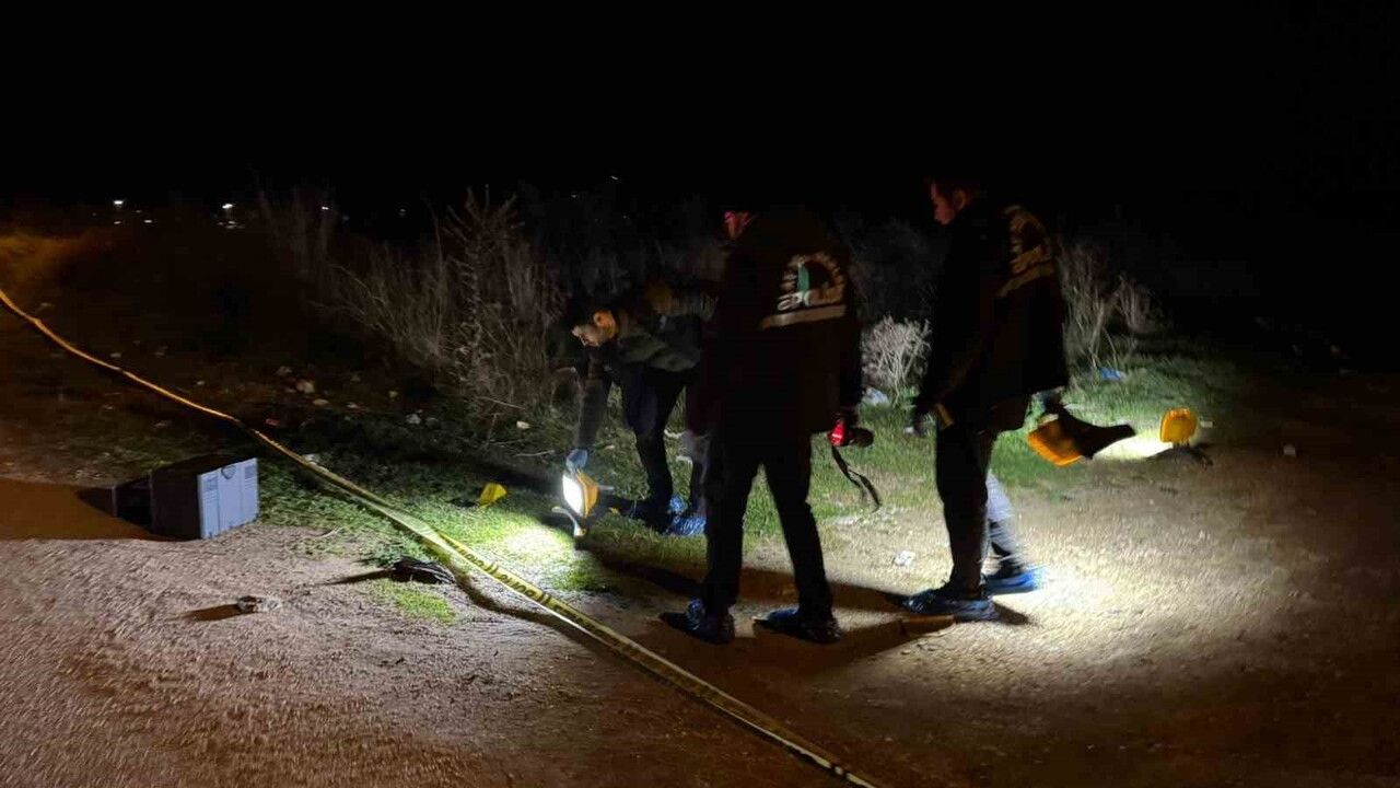Bilecik’te yol kenarında ölü bulunan şahsın karnında kesici alet yarası tespit edildi