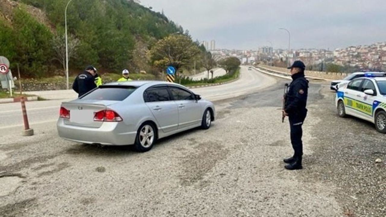 Bilecik'te yol kontrolünde yasal kalış hakkı bulunmayan iki kişi yakalandı