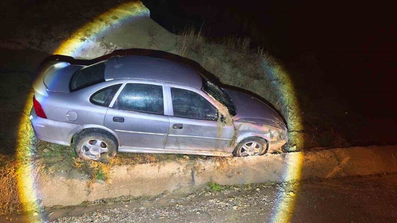 Bilecik’te yolun ıslak olması sonucu otomobil kontrolden çıktı: 2 kişi hafif yaralandı