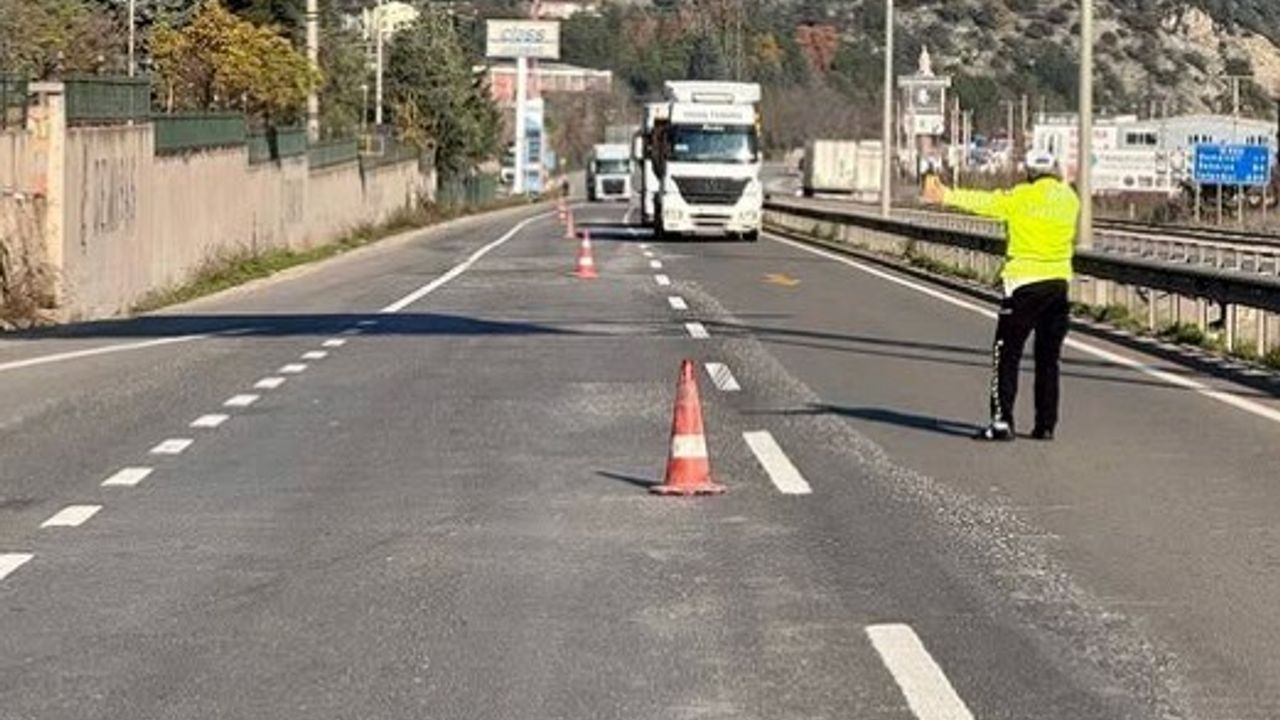 Bilecik'te yük ve eşya taşıyan araçlarda kış lastiği denetimleri sürüyor