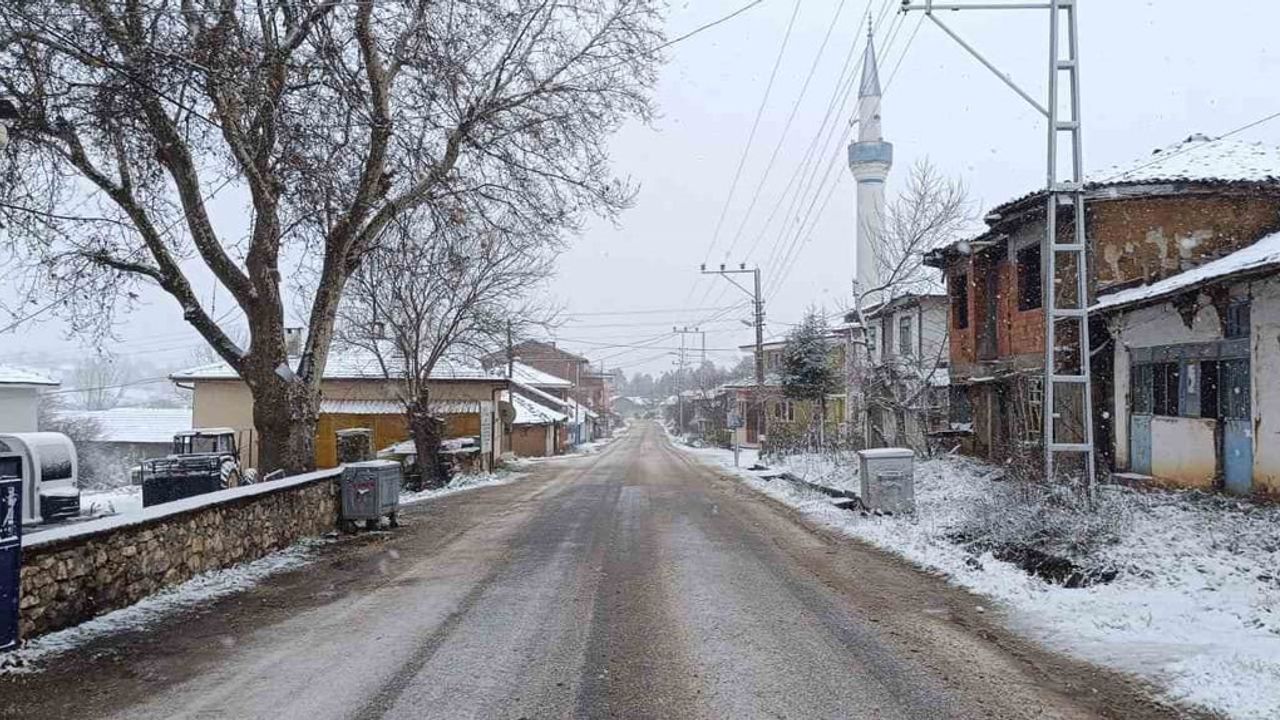 Bilecik’te yüksek kesimlere mevsimin ilk karı düştü