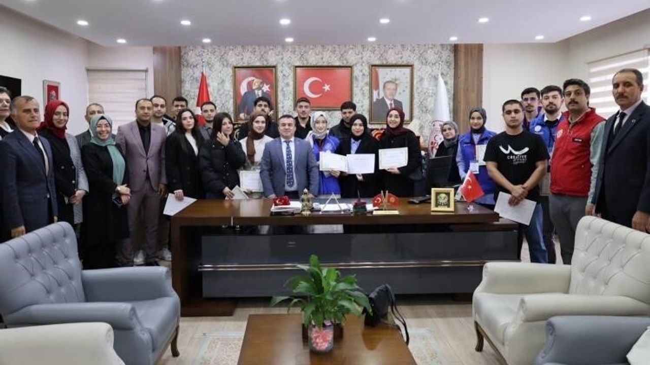 Bilecik’te yurtlarda görev yapan gönüllü öğrencilere teşekkür belgeleri takdim edildi