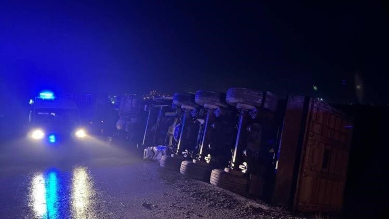 Bilecik-Vezirhan Gölpazarı yolunda devrilen tırın sürücüsü hafif yaralandı