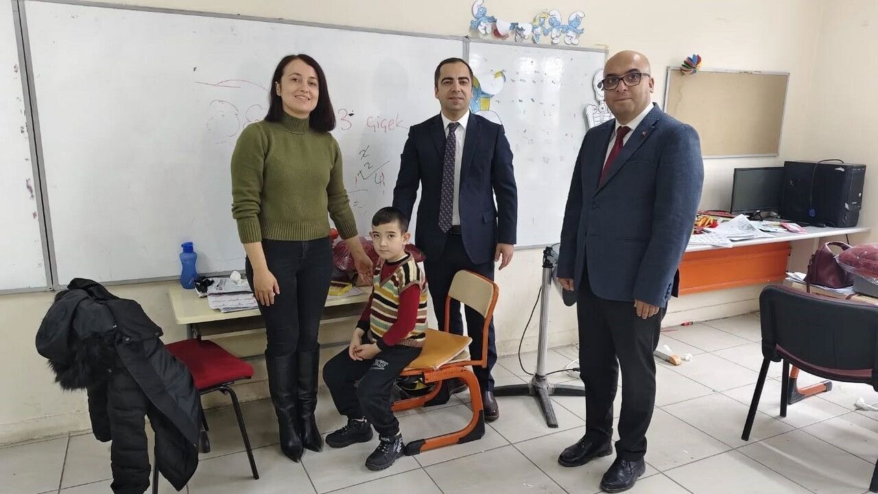 Bilecikli hayırsever Yenipazar’daki tüm öğrencilere mont ve bot desteği