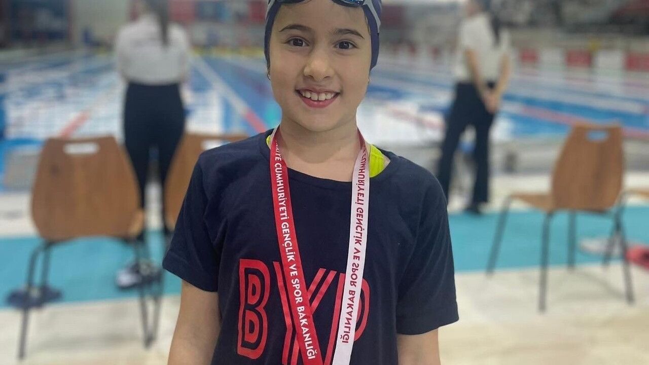 Bilecikli yüzücüler Eskişehir’de Türkiye Yüzme Federasyonu 7-9 yaş müsabakalarında derece elde etti