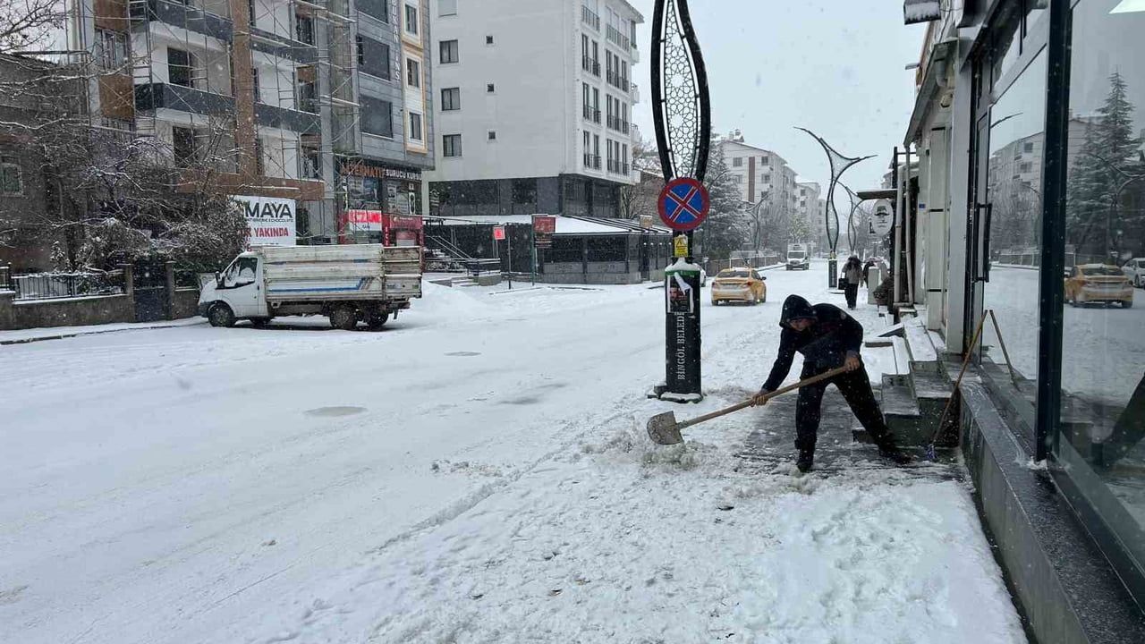 Bingöl'de beklenen kar yağışı başladı; belediye ve sürücüler için uyarı