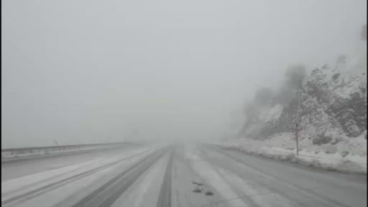 Bingöl'de kar yağışı yüksek kesimlerde ulaşımı etkiledi