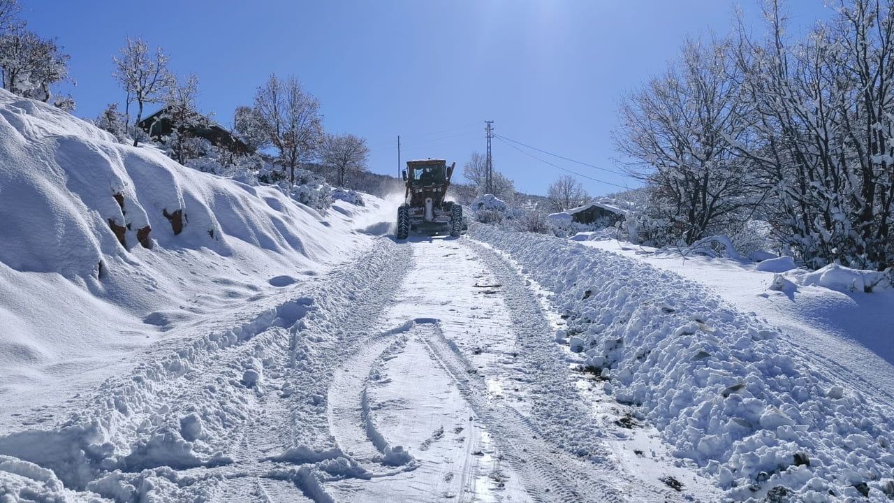 Bingöl'de karla mücadele aralıksız sürüyor: 280 köy yolundan 178'i ulaşıma açıldı