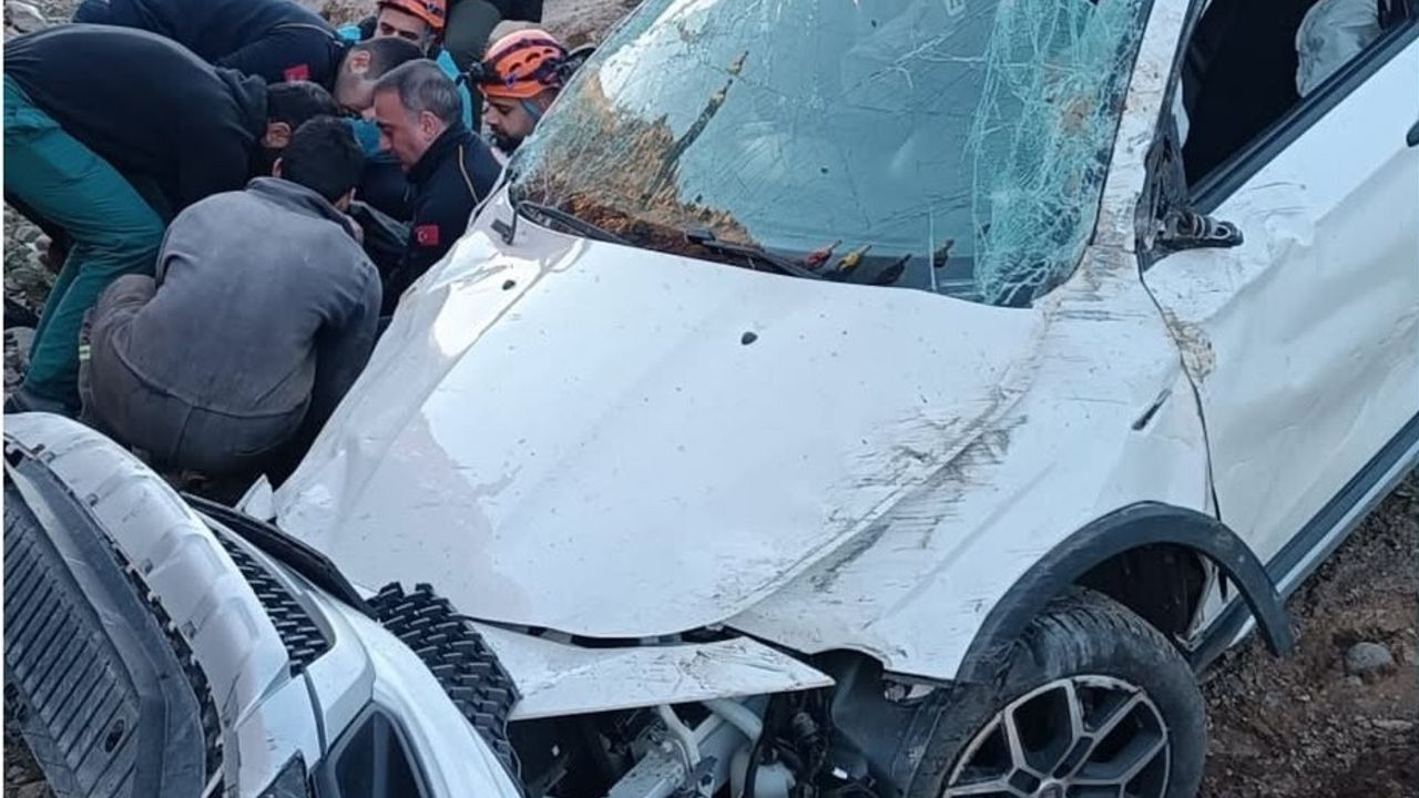 Bingöl'de Sancak mevkiinde otomobil şarampole uçtu: 2 yaralı