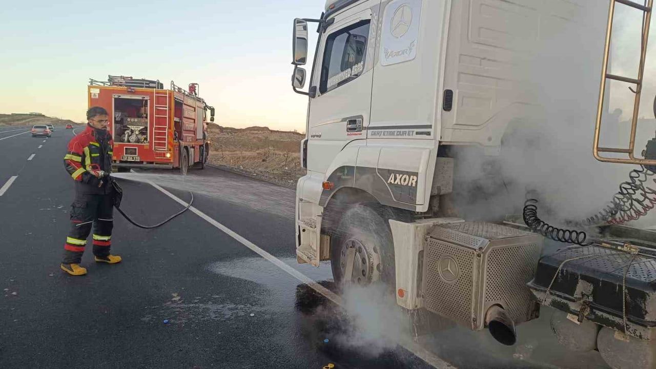 Bingöl'de seyir halindeki tırda çıkan yangın itfaiye müdahalesiyle söndürüldü
