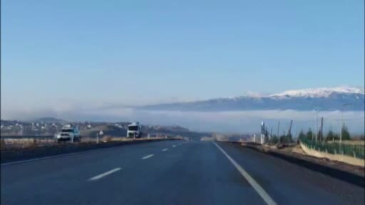 Bingöl'de yoğun sis: Trafikte görüş 10-20 metreye kadar düştü, yüksek kesimlerde etkileyici görüntüler oluştu