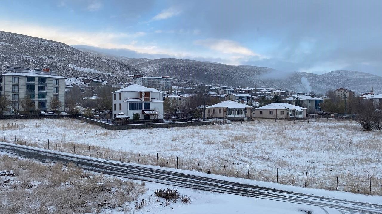Bingöl'ün Karlıova İlçesi Yüksek Kesimlerde Karla Kaplandı