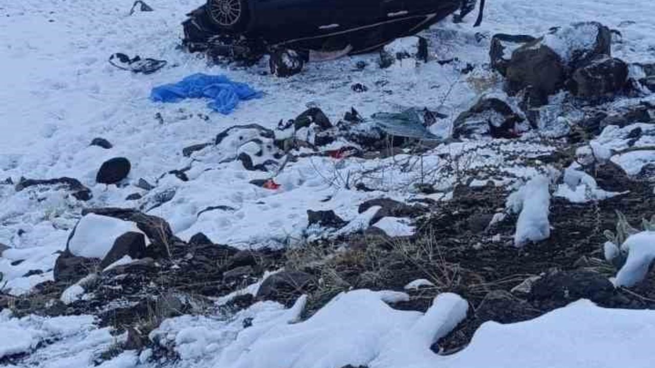 Bingöl'ün Solhan ilçesinde otomobil şarampole yuvarlandı: 4 kişi yaralandı