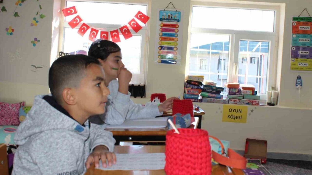 Bingöl Yaygınçayır’da tek öğretmen: Şeyma Nur Ataş dört öğrenciyle sınıfı yaşatıyor