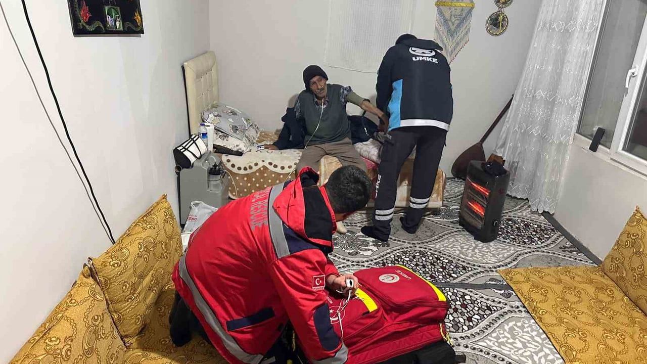 Bismil’de kar ve buzlanma koşullarında UMKE ve sağlık ekipleri, solunum sıkıntısı yaşayan hastayı hastaneye sevk etti