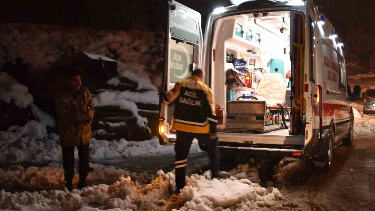 Bitlis Çeltikli'de karla kapanan yol açıldı, 7 aylık Melisa hastaneye sevk edildi