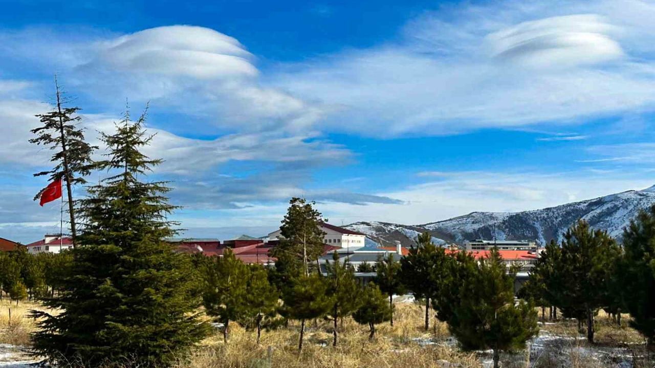 Bitlis semalarında mercek (lentiküler) bulut görüntüleri ilgi çekti