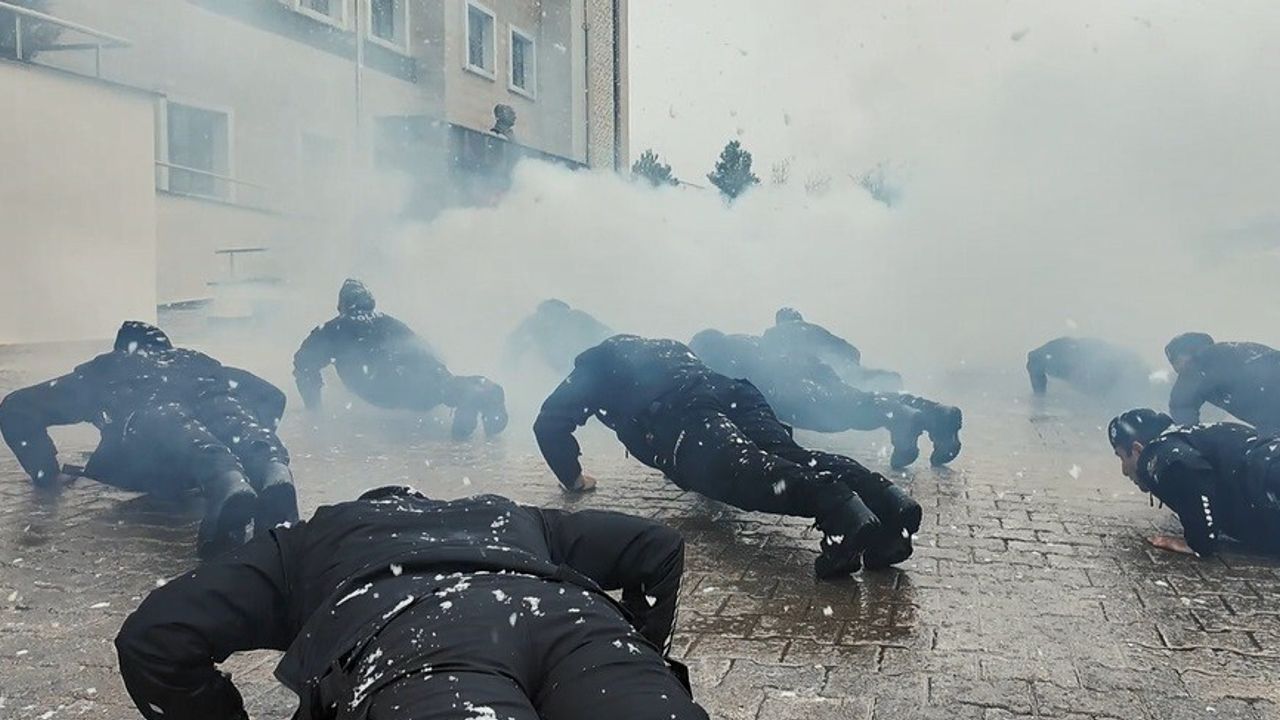 Bitlis'te Çevik Kuvvetten 10 Aralık 2016 şehitleri için anlamlı anma
