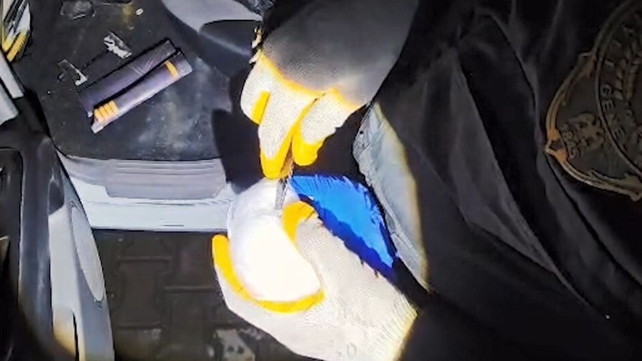 Bitlis'te iki ayrı operasyonda 734 g ve 385 g metamfetamin ele geçirildi, 3 kişi tutuklandı