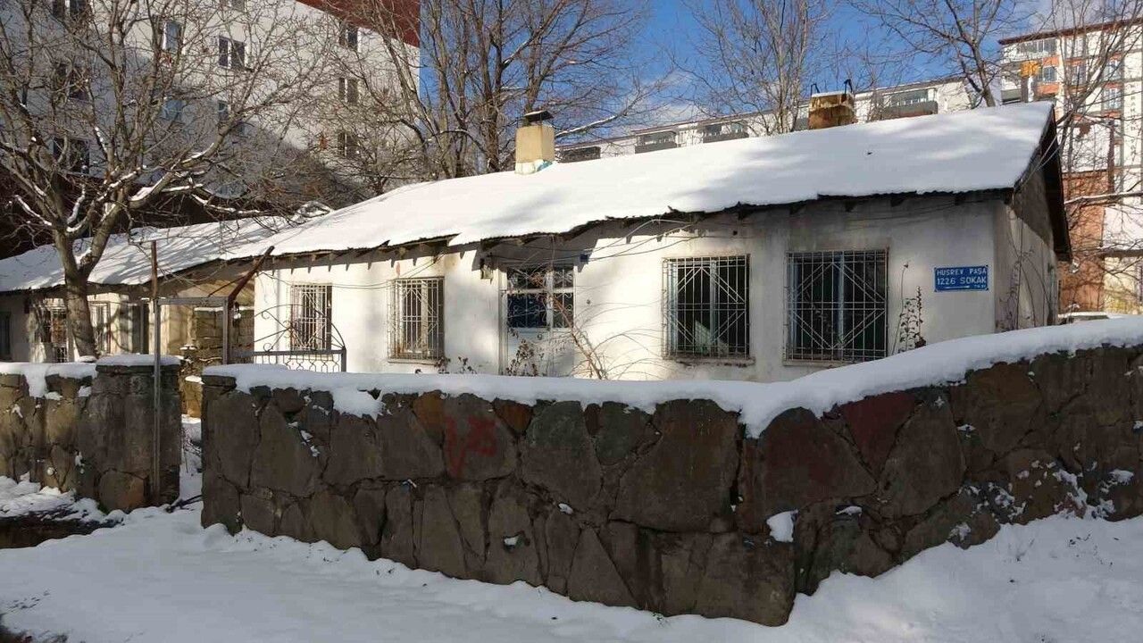 Bitlis'te kar etkili: 35 köy yolu ulaşıma kapandı, eğitime 1 gün ara