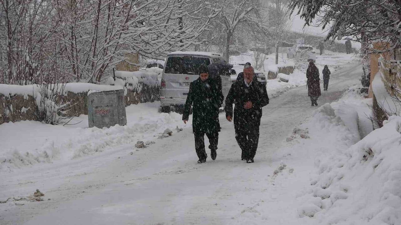 Bitlis’te kar yağışı 180 köy yolunu ulaşıma kapattı